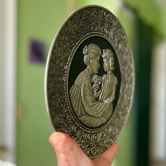 VTG Dainty Sculptured Mom & Daughter Heart Warming Round Etched Art Floral Decor - Picture 4 of 8